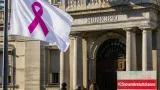 Aosta aderisce a "Mai bandiera bianca": il Municipio espone il simbolo contro la violenza sulle donne