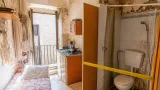 Bari vecchia, affitto turistico abusivo: bagno ricavato nella doccia e struttura sospesa