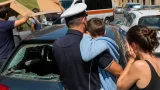 Bimbo di 2 anni resta chiuso in auto a Cittadella: agenti rompono il vetro e lo salvano