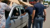Bimbo di 2 anni rimane chiuso in auto al sole: agenti della polizia locale sfondano un vetro e lo salvano