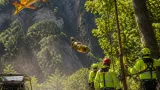 Bimbo di 9 anni scivola in un salto boschivo a Raveo: trasportato in elicottero a Udine