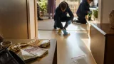 Bolzano, truffa con la 'tecnica dell'abbraccio' a un anziano: tre denunciati