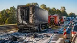 Camion di latticini prende fuoco sull'A4: tratto chiuso, traffico in tilt
