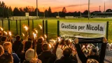 Comunità trevigiana in apprensione: fiaccole e striscioni per Nicola, aggredito a Barcellona