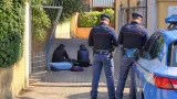Denunciati dalla Polizia due giovani sorpresi a bivaccare in un cortile di via Compagnoni