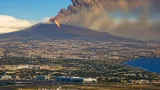 Eruzione dell’Etna: cenere su Catania, arrivi aerei ridotti e nuova bocca in Valle del Bove