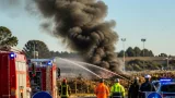 Fiamme a Tor di Valle: rogo tra sterpaglie minaccia strade e abitazioni, tratti chiusi alla circolazione