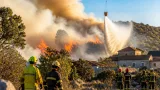 Fiamme sul Carso tra Padriciano e Gropada: elicottero e squadre a lavoro per proteggere le case