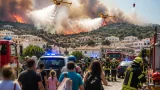 Fiamme vicino al centro di Vieste: evacuate alcune famiglie, in volo due Canadair