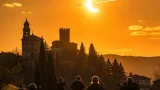 Fotografo di Brenna coglie l’eclissi con la scia di un aereo sopra Alzate