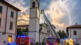 Fulmine colpisce il campanile di Garbana: evacuate le case vicine, intervento dei Vigili del Fuoco