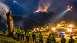 Fulmine scatena nuovo rogo a Mollia: dodici volontari fermano le fiamme, allerta in Valsesia