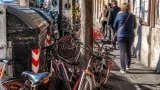 Genova, emergenza bici condivise: cassonetti e alberi usati come parcheggio e scattano le mozioni
