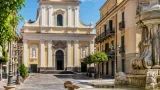 Giovane ferito con un coltello in piazza: polmone perforato e trasferimenti d'urgenza