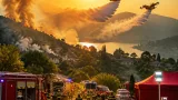 Grandi mezzi e oltre cento pompieri al lavoro per l'incendio nella provincia di Como