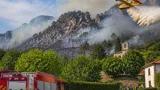 Incendio al Moregallo: Canadair e elicotteri impegnati, SP583 chiusa tra Valmadrera e Onno