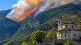 Incendio in alta Valsessera: fiamme scendono verso il santuario del Cavallero, notte di apprensione