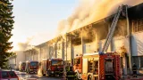 Incendio in un capannone dismesso a Mozzate: cinque mezzi dei Vigili del Fuoco sul posto