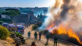 Incendio nel parco di Centocelle, a Roma fiamme al confine del sito archeologico