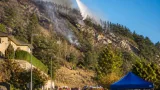 Incendio sul Monte Goj sotto controllo, ma resta il presidio e via Oltrecolle chiusa