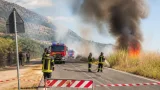 Incendio sulla SP Casermette a Sermoneta: strada chiusa e vigili del fuoco al lavoro
