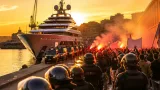 Livorno, attracco dello yacht dell’Ambasciatore Usa: città blindata e corteo di protesta
