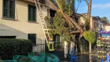 Maltempo in provincia: albero crolla su una casa a Montelupo, vigili del fuoco in azione