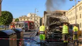 Mezzo per la raccolta rifiuti in fiamme nel centro di Cisterna: indagini su cause e sicurezza