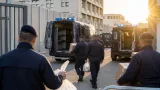Milano, cinque agenti della Polizia Locale arrestati: l’accusa parla di una «squadretta»