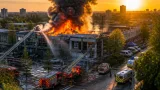 Milano, incendio in un ex concessionario alla Barona: fumo visibile a chilometri