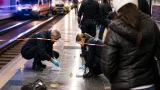 Milano, ragazza di 22 anni sfregiata in metro: arrestato il presunto aggressore