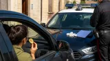 Multata per il cellulare alla guida: il tribunale conferma la sanzione, lei sosteneva fosse una zucchina