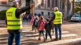 Novara cerca i nuovi «Nonni Vigile»: avviso per volontari davanti alle scuole