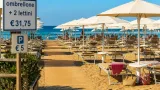 Ombrellone e lettini, la giornata al mare nel Leccese costa in media 31,75 euro
