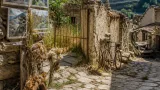 Pescara del Tronto a dieci anni dal sisma: il paese che resta nel silenzio e nella memoria