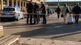Piazzale Stazione: arrestato un 27enne con un coltello, agenti feriti e traffico ferroviario sotto scorta