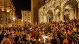 Pistoia in piazza per Guccini: centinaia cantano i successi del «Maestrone»