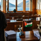 Tensione in consiglio a Riva del Garda: consigliere di maggioranza espone la bandiera palestinese
