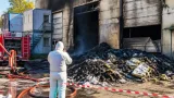 Prato, incendio al Macrolotto Due: tre aziende danneggiate e indagini per incendio doloso