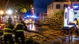 Raffiche e danni a Pisa: dozzine di interventi dei Vigili del Fuoco e un operatore ferito