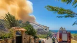 Scirocco e fiamme: giornata di emergenza per i Vigili del Fuoco nella provincia di Crotone