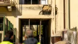 Soletta puntellata in un alloggio popolare: inquilina vive con il timore del crollo