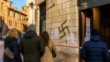 Svastica accanto al simbolo del PD a Siena, reazione dura del partito provinciale
