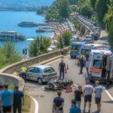 Ferragosto da tutto esaurito sul lago: battelli pieni, traffico e un incidente a Varenna