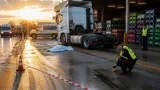 Travolto da una trattrice stradale nel piazzale del supermercato: morto un 49enne a Codogno
