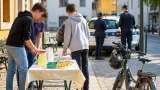 Tre ragazzi denunciati a Pradamano dopo la bancarella di limonata: contestate le autorizzazioni