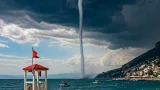 Tromba marina avvistata davanti a Maiori: spettatori sulla spiaggia e preoccupazione per la navigazione