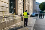 Uova contro la facciata della Città metropolitana: indagini dopo il lancio in piazzale Mazzini
