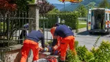 Varese, anziana infilzata in giardino a Marchirolo: ricovero in codice giallo