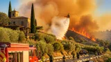 Vasto fronte di incendi nel Fiorentino: Certaldo il più grave, in volo due elicotteri e un Drago